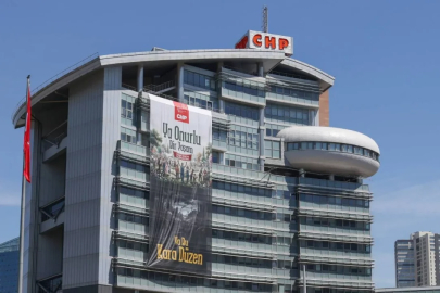 CHP Genel Merkezi'ne 1 Mayıs afişi asıldı