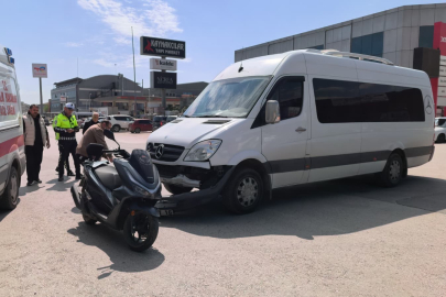 İnegöl OSB’de servis minibüsü ile motosiklet çarpıştı: 2 yaralı