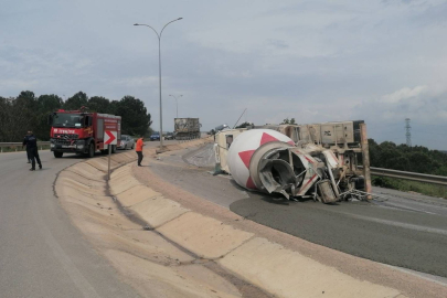 Devrilen beton mikserinin sürücüsü yaralandı
