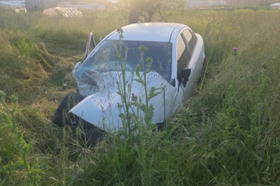 Bursa'da otomobilin devirdiği elektrik direğine motosiklet çarptı: 4 yaralı