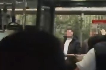 Gemlik'te alkollü yolcu otobüsü birbirine kattı, yolculara alkol şişesi fırlattı