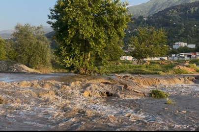 Bursa’da dere taştı, köprü çöktü