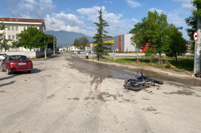 İnegöl’de motosiklet ile otomobil kafa kafaya çarpıştı: 1'i ağır 5 yaralı
