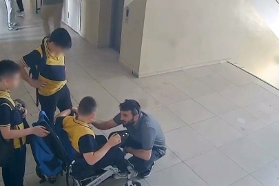 Bursa'da asansör bozulunca engelli öğrencisini sırtında taşıdı