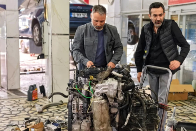 Bursa'da kamyonetin motorunda giden tamirci konuştu: "Müşteriyi 40 bin liradan kurtardık"
