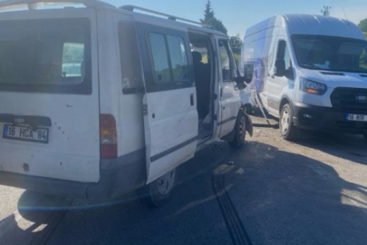 Bursa’da 2 minibüs çarpıştı : 4 kişi yaralandı