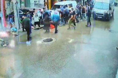 Bursa'da kontrolden çıkan kamyonet yayaların arasına daldı