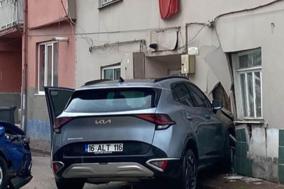 Bursa'da otomobil ile çarpışan cip eve girdi