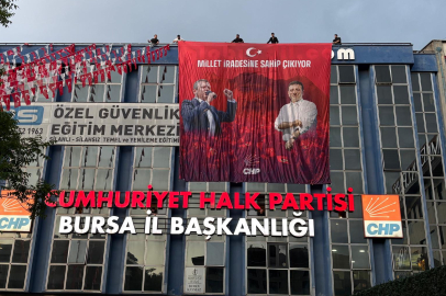 CHP Bursa İl Başkanlığı binasına Özgür Özel posteri asıldı