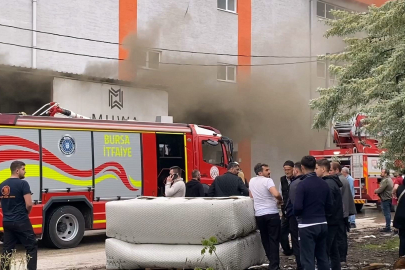 İnegöl'de koltuk fabrikasında korkutan yangın: 2 kişi dumandan etkilendi