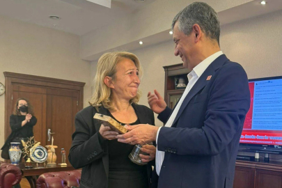 Özgür Özel, genel başkanlık mührünü Muğla Milletvekili Derici'ye emanet etti