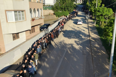 60 yıllık gelenek bu yıl da sürdü: İnegöl'de bayramlaşmada 1 kilometrelik kuyruk oluştu