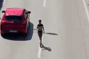 Bursa'da bir çocuk canını hiçe sayarak akan trafikte böyle yürüdü