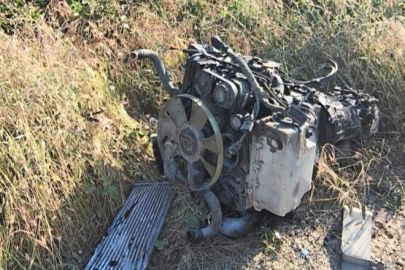 Bursa'da servis minibüsünün lastiği patladı, direğe çarptı: 6 yaralı