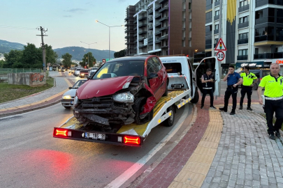 Bursa'da kontrolden çıkan araç tabelaya çarptı: Sürücü yaralandı