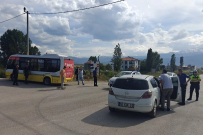 Bursa'da otomobil ile özel halk minibüsü çarpıştı