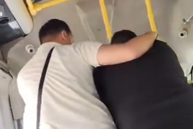 Bursa'da 5 TL'lik eksik ödeme yüzünden minibüs birbirine girdi
