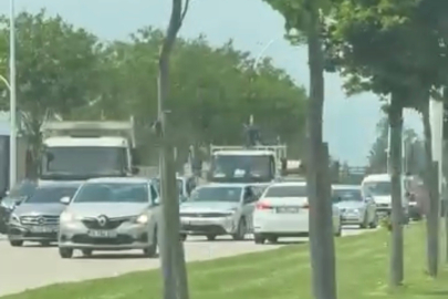 Bursa'da ters şeritten giden otomobil trafiği kilitledi