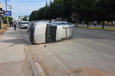 Bursa'da kaldırıma çarpan otomobil ters döndü