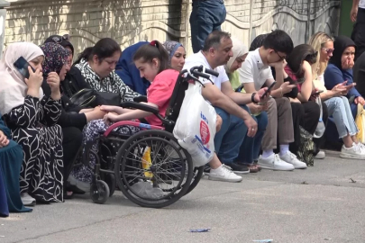 Bursa'da LGS manzaraları:  Öğrenciler içeride veliler dışarıda ter döktü