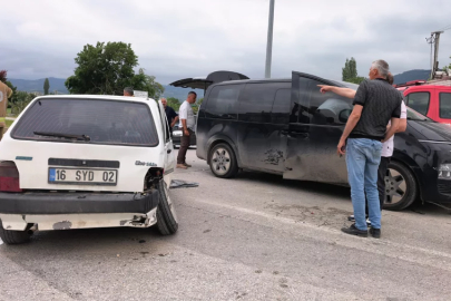 Bursa'da minibüs ile otomobil çarpıştı: 9 yaralı