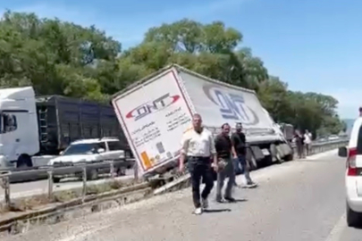 Karacabey’de lastiği patlayan tır devrildi