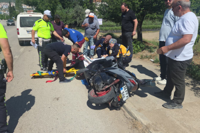 Bursa'da yol kenarında duran motosiklete araç çarptı: 1 yaralı