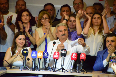 CHP Bursa İl Başkanı Yeşiltaş görevden alınma kağıdını yırttı: “Burayı hiç kimseye teslim etmiyoruz”