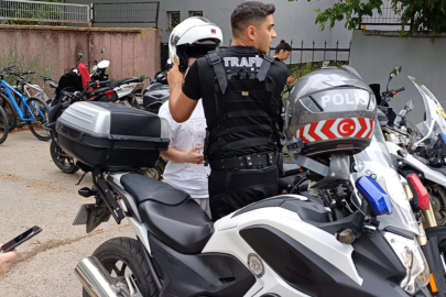 Bursa'da yanlış okula gelen adayların yardımına polis koştu