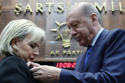 CHP'den istifa eden Nimet Özdemir AKP'ye katıldı: Rozetini Erdoğan taktı