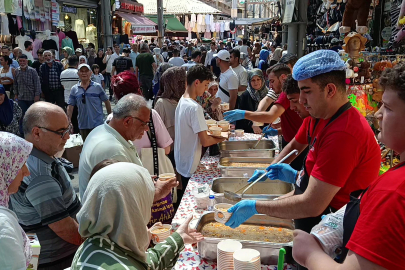 Bursa'da 30 yıllık gelenek: Tuzpazarı esnafı 5 bin kişiye aşure ikram etti