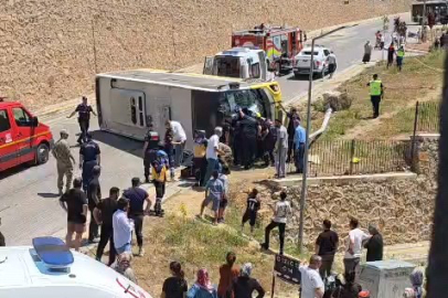 İnegöl'de kontrolden çıkan halk otobüsü devrildi, sürücü yaralandı