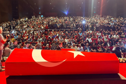 Kadir İnanır için Muhsin Ertuğrul sahnesinden tören