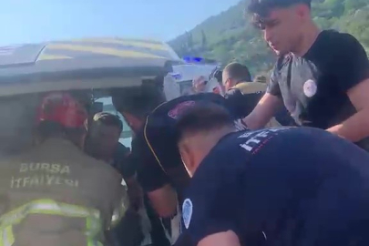 Bursa'da işçi servisi ile otomobil çarpıştı: 15 yaralı
