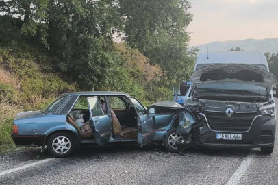 Bursa'da minibüs ile otomobil çarpıştı: 2 yaralı