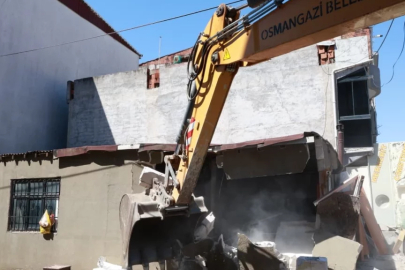 Osmangazi'de yapılan kaçak depo yıkıldı