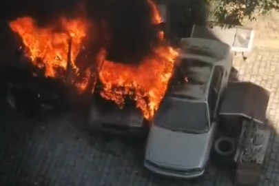 Bursa'da park halindeki otomobiller alev topuna döndü