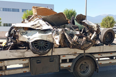 Bursa'da freni patlayan kamyon 2 araca çarptı