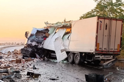 Bursa'da köprünün beton bariyerine çarpan sürücü hayatını kaybetti