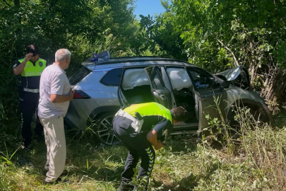 Bursa'da lastiği patlayan cip şarampole uçtu: 3 yaralı