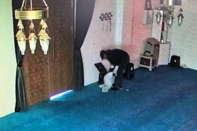 Bursa'da camide hırsızlık: Yardım kutusundaki 100 bin lirayı çaldı