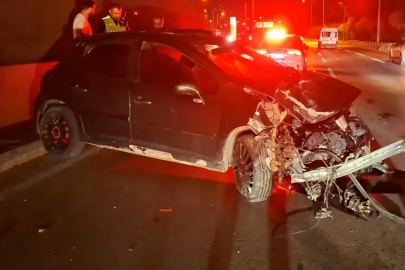 Bursa'da otomobil baz istasyonu ve metro bariyerlerine çarpıp durdu