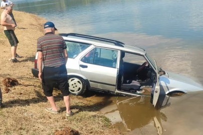Bursa'da baraja uçan otomobili 5 metre derinliğe dalıp çıkardı
