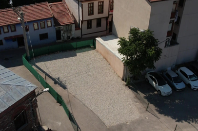 Bursa'da tarihi mezarın üzeri çakıl taşlarıyla kapatılıp otopark görünümü verildi