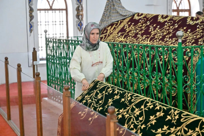 Bursa Büyükşehir Belediyesi türbelerdeki puşideleri yeniledi