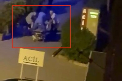 Bursa'da doktordan sedye üzerinde hayat kurtaran müdahale