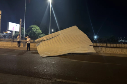 Bursa'da fırtına çatıyı uçurdu: Tramvay hattı ve yol kapandı