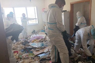 Bursa'da bir daireden 28 ton çöp çıkarıldı