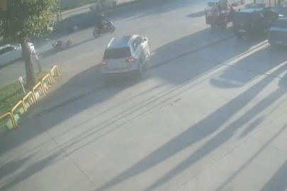 Bursa'da direksiyon hakimiyetini kaybeden motosiklet otomobile çarptı