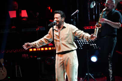 Kültürpark Açıkhava'da Emre Altuğ'dan müzik dolu gece